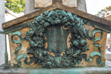 <center>Le cimetière du Montparnasse. </center> Aristide Boucicaut, 18101 - 1877, est un entrepreneur et homme d'affaires français. 
Fondateur en 1852 à Paris du premier grand magasin, le Bon Marché, il est le pionnier du commerce moderne