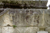 <center>Le cimetière du Père Lachaise </center> Monument funéraire des Demidoff.  Têtes de loups, loutres, marteaux de mineurs, draperies taillées dans la pierre, font le tour du temple de marbre blanc.