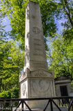 <center>Le cimetière du Père Lachaise </center> Tombe de Masséna.  Le médaillon qui orne sa tombe est une œuvre de Bosio et de Jacques. 
Général en 1793, il combattit victorieusement pendant la campagnes d’Italie, puis écrasa les Russes à Zurich. En 1800, il défendit Gênes contre les Autrichiens : il reçut alors le bâton de maréchal et fut surnommé « l’Enfant chéri de la victoire ». Envoyé en Espagne, il connut alors des revers qui mécontentèrent Napoléon qui le mit à l’écart. Il mourut duc de Rivoli et prince d’Essling. Il fut en outre gouverneur des Etats Romains, gouverneur de Toulon puis de Paris.