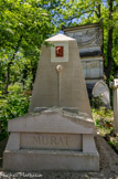 <center>Le cimetière du Père Lachaise </center> Monument, sépulture familiale et  servant de cénotaphe à  Joachim Murat et à sa femme, orné d'un médaillon le représentant. On remarquera à l'arrière-plan l'imposante tombe d'un autre amiral, Decrès. 
Joachim Murat, né le 25 mars 1767 à Labastide-Fortunière (de nos jours Labastide-Murat, près de Cahors, dans le département du Lot) et mort le 13 octobre 1815 à Pizzo (Calabre) est un maréchal d'Empire, de 1806 à 1808 grand-duc de Berg et de Clèves, prince français et roi de Naples de 1808 à 1815.
Il est aussi le beau-frère de Napoléon Ier, par son mariage avec Caroline Bonaparte.
