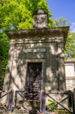 <center>Le cimetière du Père Lachaise </center> Tombe de Cambaceres. Jean-Jacques Régis de Cambacérès, duc de Parme, deuxième Consul, puis archichancelier de l'Empire, est un homme politique français, né le 18 octobre 1753 à Montpellier et mort le 8 mars 1824 à Paris.