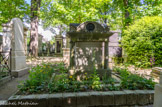 <center>Le cimetière du Père Lachaise </center> Tombe de Parmentier. C'est l'oeuvre de l'architecte Périer de Latour. Son tombeau reproduit en bas-relief les objets relatifs à la culture de la pomme de terre. Un médaillon anonyme et des bas-reliefs de Noël-Etienne Fessard l’ornent.