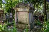 <center>Le cimetière du Père Lachaise </center> Tombe de Parmentier. C'est l'oeuvre de l'architecte Périer de Latour. Son tombeau reproduit en bas-relief les objets relatifs à la culture de la pomme de terre. Un médaillon anonyme et des bas-reliefs de Noël-Etienne Fessard l’ornent.