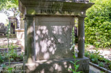 <center>Le cimetière du Père Lachaise </center> Tombe de Parmentier. C'est l'oeuvre de l'architecte Périer de Latour. Son tombeau reproduit en bas-relief les objets relatifs à la culture de la pomme de terre. Un médaillon anonyme et des bas-reliefs de Noël-Etienne Fessard l’ornent.