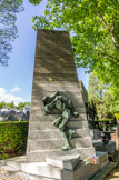 <center>Le cimetière du Père Lachaise </center> Stèle de Mathausen. Le monument de Mauthausen est une évocation de la carrière du camp où sont morts tant de déportés. L’homme de bronze, sculpté par Gérard Choain et fondu par Hohwiller, est la représentation d’un déporté nu et décharné, devant porter une pierre toujours trop lourde pour des corps épuisés jusqu’au sommet de l’escalier, taillé dans du granit extrait de la carrière de Mauthausen. Figé au pied des marches, l’homme semble ne pas pouvoir aller plus loin. Ce monument est d’abord un hommage des survivants à leurs camarades disparus.
Le KL Mauthausen ouvre en août 1938, près de Linz, après l’annexion de l’Autriche par l’Allemagne nazie. Près de 200 000 hommes et 5 000 femmes passent par le camp central et la quarantaine de Kommandos. Environ 5 000 détenus sont gazés à Mauthausen et à Gusen et 6 000 autres dans la chambre à gaz du centre d’euthanasie d’Hartheim, où périssent 30 000 autres personnes. Au total, près de 120 000 détenus sont morts à Mauthausen.
