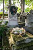 <center>Le cimetière du Père Lachaise </center> Tombe de Jean Baptiste Clément. Jean Baptiste Clément est un chansonnier, montmartrois et communard français né à Boulogne-Billancourt le 31 mai 1836, mort à Paris le 23 février 1903. La plus grande partie de son répertoire est aujourd'hui oubliée, excepté quelques chansons et en particulier les très célèbres Le Temps des cerises et La Semaine sanglante. Et dans un registre différent, la célèbre ronde enfantine Dansons la capucine.
