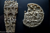 Valve de boîte à miroir « L’Assemblée »
Paris, vers 1300. Ivoire d'éléphant.
