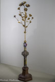 Rose de Sienne.
Rose : Avignon, 1330 ; nœud filigrané : troisième quart du XIIIe siècle ; pieds et écus émaillés : après 1330 ; or, argent doré, verre coloré, émail, champlevé sur argent.
Commandée par le pape Jean XXII et offerte à Rodolphe III de Nidau ; trésor de le cathédrale de Bâle. Chaque année, le quatrième dimanche de Carême, le pape offrait une rose d’or à l’un de ses fidèles qu'il voulait distinguer tout particulièrement pour des raisons religieuses ou politiques.

Sans épines comme celles qui embaumaient le Paradis, elle était le symbole de la Passion du Christ et de sa Résurrection.

Cette rose, que le comte de Neuchâtel reçut du pape Jean XXII en 1330, est la plus ancienne rose d'or conservée. Les archives du Vatican ont permis d’identifier son auteur, l'orfèvre siennois Minucchio, actif à Avignon.
