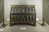 Grande châsse de Sainte Fauste.
Vie et martyre de sainte Fauste. Limoges, deuxième quart du XIIIe siècle Cuivre champlevé, gravé, ciselé, émaillé et doré
Provient de l'église de Ségry (Indre), près d’Issoudun Acquisition, 1858.