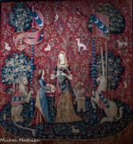 <center>Tapisseries de la Dame à la licorne  </center> L'odorat : pendant que la dame fabrique une couronne de fleurs, un singe respire le parfum d'une fleur dont il s'est emparée ;