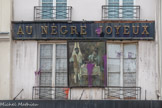 <center>Rue Mouffetard. </center>Enseigne qui prête à débats..