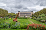 <center>Le jardin des plantes. </center>  Grande galerie de l'Évolution (dont le nom était « galerie de Zoologie » entre 1889 et 1994). Le bâtiment est l'oeuvre de l'architecte Louis-Jules André.