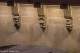 <center>Les quais. </center> Le Pont Neuf. Le long de ses corniches, sont sculptés 385 mascarons (ou masques grotesques représentant des têtes de divinités forestières ou champêtres de la mythologie gréco-romaine : satyres, Sylvains) attribués à Germain Pilon.