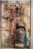 <center>Niki de Saint Phalle</center>Tir, séance 26 juin 1961 26 juin 1961
Objets divers, plâtre, métal, peinture acrylique sur bois MAMAC (Musée d'art moderne et d'art contemporain de Nice) Achat, 1988. <br> Les premières œuvres de Niki de Saint Phalle remontent pour l'artiste à une période de dépression et d'internement, vers 1953, à l'issue de laquelle elle déclare que l'art l'a sauvée. Elle réalise alors des peintures dans la veine de l'art brut, et des tableaux-relieFs qui incluent toutes sortes d'objets.
En Février 1961, elle commence une nouvelle série, les Tirs, libératrice tant du point de vue de ses expériences traumatisantes personnelles - elle a été abusée par son père à l'âge de 11 ans - que de sa condition de Femme, et de surcroît de Femme artiste. Elle confectionne des reliefs recouverts de plâtre dans lesquels elle inclut des poches de couleur, ou encore des œufs, et tire dessus à la carabine, ou fait tirer son entourage, pour « Faire saigner la peinture ».