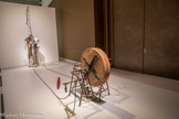 <center>Jean Tinguely</center>Auto portrait 1983.
Masque, oiseau naturalisé, textile, caoutchouc, cordes, chaînes, poulies
Centre Pompidou, Musée national d'art moderne, Paris Don de l'artiste, 1030