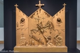<center>Niki de Saint Phalle</center>Autel O.A.S. 1962.
Objets divers et animaux naturalisés sur bois, peinture dorée Centre Pompidou, Musée national d'art moderne, Paris Donation, 2023. <br>
À l'occasion de sa seconde exposition personnelle parisienne, Galerie Rive droite, en 1962, Niki de Saint Phalle présente ses Autels, des panneaux de bois sur lesquels elle a fixé divers objets, le tout recouvert de peinture dorée. L'Autel O. A. S., dans lequel l'artiste a mêlé « bondieuseries » et panoplie du parfait tireur, avec révolvers et mitraillettes, est placé dans la vitrine de la galerie. Sur sa base figure l'inscription « O. A. S. » - pour « Œuvre d'Art Sacré », précise l'artiste, en révolte contre les institutions religieuses mais en quête constante de spiritualité. Toutefois, en cette année 1962, ce sigle ne peut qu'évoquer l'organisation terroriste qui sévit alors pour la défense de l'Algérie française.