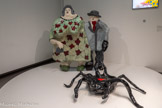 <center>Niki de Saint Phalle</center>La Promenade du dimanche 1971.
Polyester peint
Niki Charitable Art Foundation, Santee, Californie. <br>
Après les Nanas épanouies et joyeuses, Niki de Saint Phalle qui ne veut pas laisser son travail se réduire à cette série très populaire, entame un ensemble d'œuvres particulièrement dérangeantes, les Mères dévorantes. L'artiste y met en scène des mères difformes, à l'image qu'elle se fait de sa propre mère, non pas sur le plan physique mais moral et psychologique. Dans La Promenade du dimanche, un couple - qui pourrait être celui de ses parents - tient en laisse une araignée géante. La femme laide et énorme semble écraser l'homme chétif, leurs regards hébétés inspirant tant le rire que l'effroi.
