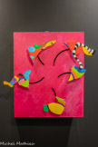 <center>Niki de Saint Phalle</center>Le plus vibrant hommage que Saint Phalle rend à Tinguely prend forme dans les Tableaux éclatés qu'elle conçoit après son décès. Les tout premiers qui préfigurent la série, plus sommaires dans leur fabrication, sont explicitement dédiés à « Jean ».
De petits éléments tournent sur eux-mêmes.
Les suivants sont animés d'un « éclatement » des différentes parties qui s'ouvrent et se referment dans un mouvement plutôt lent, mesuré. Des capteurs photosensibles déclenchent l'éclatement du tableau. « La panne, le mouvement, m'appartiennent à moi aussi maintenant », écrit Saint Phalle.