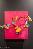 <center>Niki de Saint Phalle</center>Le plus vibrant hommage que Saint Phalle rend à Tinguely prend forme dans les Tableaux éclatés qu'elle conçoit après son décès. Les tout premiers qui préfigurent la série, plus sommaires dans leur fabrication, sont explicitement dédiés à « Jean ».
De petits éléments tournent sur eux-mêmes.
Les suivants sont animés d'un « éclatement » des différentes parties qui s'ouvrent et se referment dans un mouvement plutôt lent, mesuré. Des capteurs photosensibles déclenchent l'éclatement du tableau. « La panne, le mouvement, m'appartiennent à moi aussi maintenant », écrit Saint Phalle.