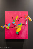 <center>Niki de Saint Phalle</center>Le plus vibrant hommage que Saint Phalle rend à Tinguely prend forme dans les Tableaux éclatés qu'elle conçoit après son décès. Les tout premiers qui préfigurent la série, plus sommaires dans leur fabrication, sont explicitement dédiés à « Jean ».
De petits éléments tournent sur eux-mêmes.
Les suivants sont animés d'un « éclatement » des différentes parties qui s'ouvrent et se referment dans un mouvement plutôt lent, mesuré. Des capteurs photosensibles déclenchent l'éclatement du tableau. « La panne, le mouvement, m'appartiennent à moi aussi maintenant », écrit Saint Phalle.