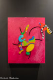 <center>Niki de Saint Phalle</center>Le plus vibrant hommage que Saint Phalle rend à Tinguely prend forme dans les Tableaux éclatés qu'elle conçoit après son décès. Les tout premiers qui préfigurent la série, plus sommaires dans leur fabrication, sont explicitement dédiés à « Jean ».
De petits éléments tournent sur eux-mêmes.
Les suivants sont animés d'un « éclatement » des différentes parties qui s'ouvrent et se referment dans un mouvement plutôt lent, mesuré. Des capteurs photosensibles déclenchent l'éclatement du tableau. « La panne, le mouvement, m'appartiennent à moi aussi maintenant », écrit Saint Phalle.