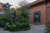 <center>La Vierge à l’offrande et le  Grand Centaure mourant.</center>Deuxième bâtiment des ateliers, avec auvent orné de lambrequins en bois, 1881