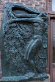 <center>Léda et la Nuée</center>Léda debout, le bras droit tendu, résistant au cygne.