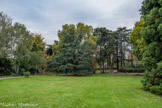 <center>Les serres d'Auteuil. </center>En 1761, Louis XV fait construire un jardin fleuriste décoré, comportant des serres. Le Parc des Princes était la réserve de chasse du bois de Boulogne. En1860, c'est l'absoution des lieus par Paris. Le bord du bois est loti. En 1895, le jardin fleuriste est recréé. L'architecte en chef du service des Promenades et Plantations de la Ville de Paris, Formigé, est chargé par la ville de Paris de créer un lieu de production horticole. La construction dure de 1895 à 1898. Le stade de Roland Garros date de 1928. De 1951 à 1972, la construction du périphérique supprima un tiers de la surface et entraîna le déménagement du centre horticole de la Ville de Paris à Rungis et Fresnes.