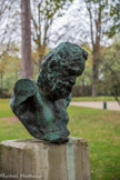 <center>Les serres d'Auteuil. </center>Square des Poètes. 1954. Ce square prolonge le jardin des serres d’Auteuil Ses allées fleuries sont dédiées aux poètes. Les vers de Villon, Verlaine, Mallarmé, Molière, Boileau, Baudelaire... rythment cette promenade littéraire. On y croise notamment les bustes de Victor Hugo par Rodin ( photo), Théophile Gautier, Alexandre Pouchkine.