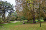 <center>Les serres d'Auteuil. </center> Square des Poètes. 1954. Des grands cèdres, un beau noisetier pleureur et un gros platane ornent ce square. Statue de Frédéric Mistral.