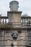 <center>Les serres d'Auteuil. </center>Mascaron d'Auguste Rodin. Vase en fonte peint, imitant la faïence de Rouen (XVIIe).