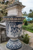 <center>Les serres d'Auteuil. </center>Vase en fonte peint, imitant la faïence de Rouen (XVIIe).