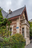 <center>Les serres d'Auteuil. </center>Pavillon d'entrée du Bois de Boulogne de Davioud. Après avoir obtenu le Second Grand Prix de Rome, Davioud est nommé inspecteur général des travaux d'architecture de la ville de Paris, et architecte en chef au service des promenades et plantations. Il devient l'un des collaborateurs du baron Haussmann et édifie de nombreux bâtiments à Paris