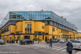 <center>Piscine Molitor. </center> L'architecte Lucien Pollet dessine la piscine Molitor, et, en 1929, la société Les belles piscines de France construit les « Piscines Auteuil-Molitor ». Le 30 octobre 2008, la mairie de Paris annonce avoir retenu le projet du groupement Colony Capital-Accor-Bouygues pour la rénovation complète du lieu, élaboré par les architectes Alain Derbesse, Alain-Charles Perrot et Jacques Rougerie. Le projet prévoit initialement, outre les bassins d'hiver et d'été, un hôtel quatre étoiles de quatre-vingt-dix-huit chambres et un centre de santé active (sauna, hammam, musculation, balnéothérapie), un centre médical, des commerces, deux restaurants et un parking de soixante dix places.