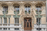 <center>L’immeuble Lavirotte. </center> L'immeuble est construit  pour le compte du céramiste Alexandre Bigot. Le décor de la façade, en céramique, offre à Bigot une surface d'exposition pour ses produits. Les sculpteurs Théobald-Joseph Sporrer, Firmin Michelet, Alfred Jean Halou et Jean-Baptiste Larrivé réalisent les sculptures.