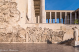 <center>Palais de Tokyo. </center> dLs bas-reliefs intitulés « Allégorie à la gloire des Arts » d'Alfred Janniot. Calliope, Melpomène, Thalie. Au bout  Eros. La statue à droite est Femme Maure, dite aussi La Mauritanienne,  vers 1937, d'Anna Quinquaud.