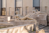 <center>Palais de Tokyo. </center> De nombreuses statues isolées étaient placées sur les terrasses du miroir d'eau réalisé par Félix Févola, dont il ne reste que les Nymphes couchées de Louis Dejean, Léon-Ernest Drivier et Auguste Guénot.