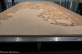 <center>PAVEMENT DE MOSAÏQUE, DÉPOSÉ DE DAYR AL-BALAH</center>Période byzantine, 579
Prélevé à Gaza, Dayr al-Balah, à l'emplacement d’une église byzantine disparue, 1997.
Tesselles (pierre, verre, terre cuite faïence...). Entouré par une frise végétale comportant un bandeau central de sparterie, le tapis central avec rinceaux de vigne encadre au moins cinq rangées de trois motifs représentant des animaux, des humains et des éléments mobiliers.