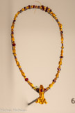 <center></center>Collier avec un pendentif en forme de déesse Isis écartant les jambes.
Époque hellénistique ou romaine, 323 av. J.-C.-200 apr. J.-C.
Italie Or, grenat
Paris, musée du Louvre, département des Antiquités grecques, étrusques et romaines