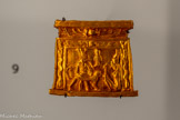 <center></center>Pendentif pectoral décoré de dieux égyptiens : sur une face, Isis et Nephtys agenouillées adorent l’emblème d’Osiris, sur l’autre Anubis embaume une momie sous le regard d’Horus accroupi (ici).
Époque ptolémaïque ou romaine, 323 av. J. C, 200 apr. J.-C.
Or, technique du repoussé
