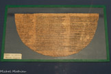 <center>Fragments d’une comédie de Ménandre (Les Sicyoniens</center>Texte grec.
Époque ptolémaïque, IIIe siècle av. J.C.
Ménandre.  Papyrus
Paris, Institut de Papyrologie de la Sorbonne,
Le poète athénien Ménandre (vers 340-290 avant J.-C.), principal représentant de la « nouvelle comédie » grecque, est l’auteur de pièces de théâtre comiques qui connurent un grand succès dans le royaume ptolémaïque. Faciles à comprendre du grand public, elles mettent généralement en scène des intrigues amoureuses, nourries de nombreux rebondissements, dans un cadre domestique.
Un peu moins de la moitié (470 vers) de la comédie intitulée Les Sicyoniens a été conservée sur des papyrus découverts à Médinet Ghoran dans le Fayoum, en Égypte. Ils datent de la fin du IIIe siècle avant J.-C. Dans cette comédie, alors très appréciée, l’histoire d’amour contrariée entre la belle Philouméné, jeune fille pauvre, et Stratophanès, jeune et brillant officier, se termine par un heureux mariage.