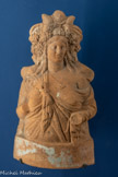<center>Figurine d’Isis sous l’aspect de Déméter, déesse grecque des moissons</center>Époque romaine, 100-300 apr. J.-C.
Égypte, terre cuite
Paris, musée du Louvre, département des Antiquités égyptiennes