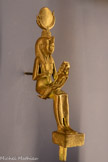 <center>Figurine d’Isis allaitant Horus l’enfant</center>Basse Époque, 664-332 av. J.-C.
Égypte, alliage cuivreux et placage d’or
Paris, musée du Louvre, département des Antiquités égyptiennes