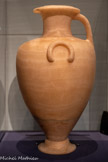 <center>PRATIQIJES FUNÉRAIRES</center>Égyptiens et Grecs ont une concep¬tion bien différente de la mort.
Pour les Egyptiens l’âme du défunt doit pouvoir disposer d’un support matériel d’où la pratique de la momification. Pour les Grecs l’âme se détache définitivement du corps : celui-ci est inhumé ou incinéré. Certains Grecs se rallient à la vision égyptienne de l’au-delà, plus séduisante.
<br> Hydrie de Hadra servant d’urne funéraire
Époque ptolémaïque Égypte, Aboukir Albâtre égyptien.
Paris, musée du Louvre, département des Antiquités égyptiennes