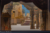 <center>Philippe Chaperon</center>(Paris, 1823 - Lagny, 1906)
Maquette de décor en volume pour « Les Mille et Une Nuits », féerie en 3 actes et 31 tableaux (acte II, tableau 14 :
La cour de Cléopâtre)
Vers 1881. <br>
Œuvre lyrique créée au Théâtre du Châtelet, Paris, le 14-décembre 1881 Librettistes : Adolphe d’Ennery et Paul Ferrier Crayon, plume, aquarelle et gouache sur papiers cartonnés Paris, Bibliothèque nationale de France,
Bibliothèque-musée de l’Opéra.
L’égyptomanie incite à l’authenticité : les décorateurs se réfèrent aux ouvrages scientifiques tels les Monuments de l’Égypte et de la Nubie (Champollion) en écho au souci d’exactitude exigé par la direction des Beaux-Arts, dont dépendent Opéra et théâtres.
Mais cette Cour de Cléopâtre est plus pharaonique qu’Alexandrine.
