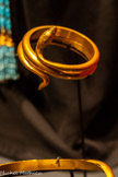 <center>Bijoux de scène</center>Bracelet en forme de serpent. Métal doré, strass, pertes blanches et en verre coloré Paris, Métal doré, strass, pertes blanches et en verre coloré Paris, Bibliothèque nationale de France, département des Arts du spectacle, Fonds Chartes Dullin «Sarah Bernhardt»