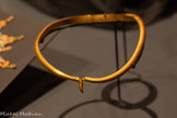 <center>Bijoux de scène</center>Collier en forme de serpent. Métal doré, strass, pertes blanches et en verre coloré Paris, Bibliothèque nationale de France, département des Arts du spectacle, Fonds Chartes Dullin «Sarah Bernhardt»