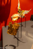 <center>Bijoux de scène</center>Large bracelet s’ouvrant en deux avec des personnages égyptiens. Métal doré, strass, pertes blanches et en verre coloré Paris, Bibliothèque nationale de France, département des Arts du spectacle, Fonds Chartes Dullin 