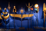 <center>Arnaldo POMODORO</center>(Morciano di Romagna, né en 1926)
Costumes de scène pour l’opéra
La Passione di Cleopatra, 1989
Réalisés par Gianni Versace
(Reggio de Calabre. 1946 - Miami Beach, 1997)
Masque de Cléopâtre
Parure de Cléopâtre
Masque et parure de Cléopâtre
Armure d'Oros
Armure de Marc Antoine
Masque d'Anubis
Parure de Scirmione
Masque de Césarion
Masque d'Anscio
Parure d'Anubis
Parure d’Hilana
Fibre de verre, métal, cuir, peinture et patine Milan, Courtoisie de la Fondation Arnaldo Pomodoro. Ahmad Chawqi, pionnier de la littérature arabe moderne, compose La Passion de Cléopâtre en 1927. Cette pièce sera montée sous la direction de Cherif durant l’été 1989 dans le cadre du Festival Orestiadi, sur les ruines de Gibellina. Arnaldo Pomodoro, grand sculpteur italien, a conçu des costumes et une scénographie intégrant son langage sculptural.