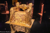 <center>Barbara Chase-Riboud</center>(Philadelphie, née en 1939)
Cleopatra's chair 1994
Plaques en bronze à la cire perdue assemblées sur bois de chêne New York, collection particulière.
Barbara Chase-Riboud évoque la figure de la reine par une sculpture représentant son siège laissé vide. Par la dénégation du corps, elle refuse de lui astreindre une identité fixe et fait de la souveraine une figure universelle, une femme de pouvoir mais aussi un modèle auquel les femmes noires peuvent s’identifier. Le poème créé par l’artiste, Portrait of a Nude Woman as Cleopatra, résonne tout autour de l’œuvre.